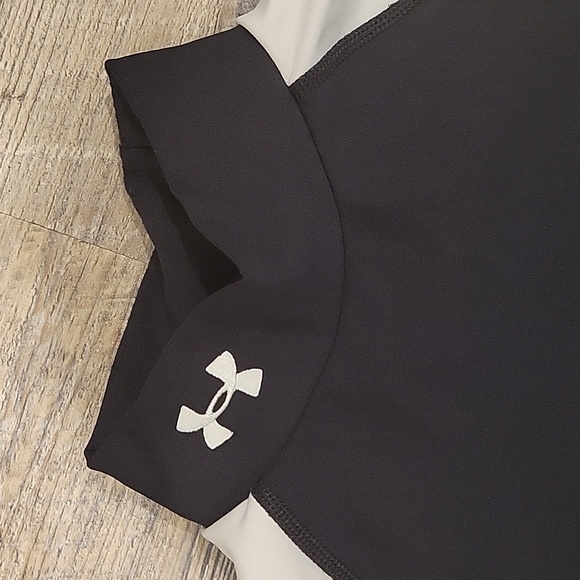 Under armor base layer fitted top - Picture 2 of 4